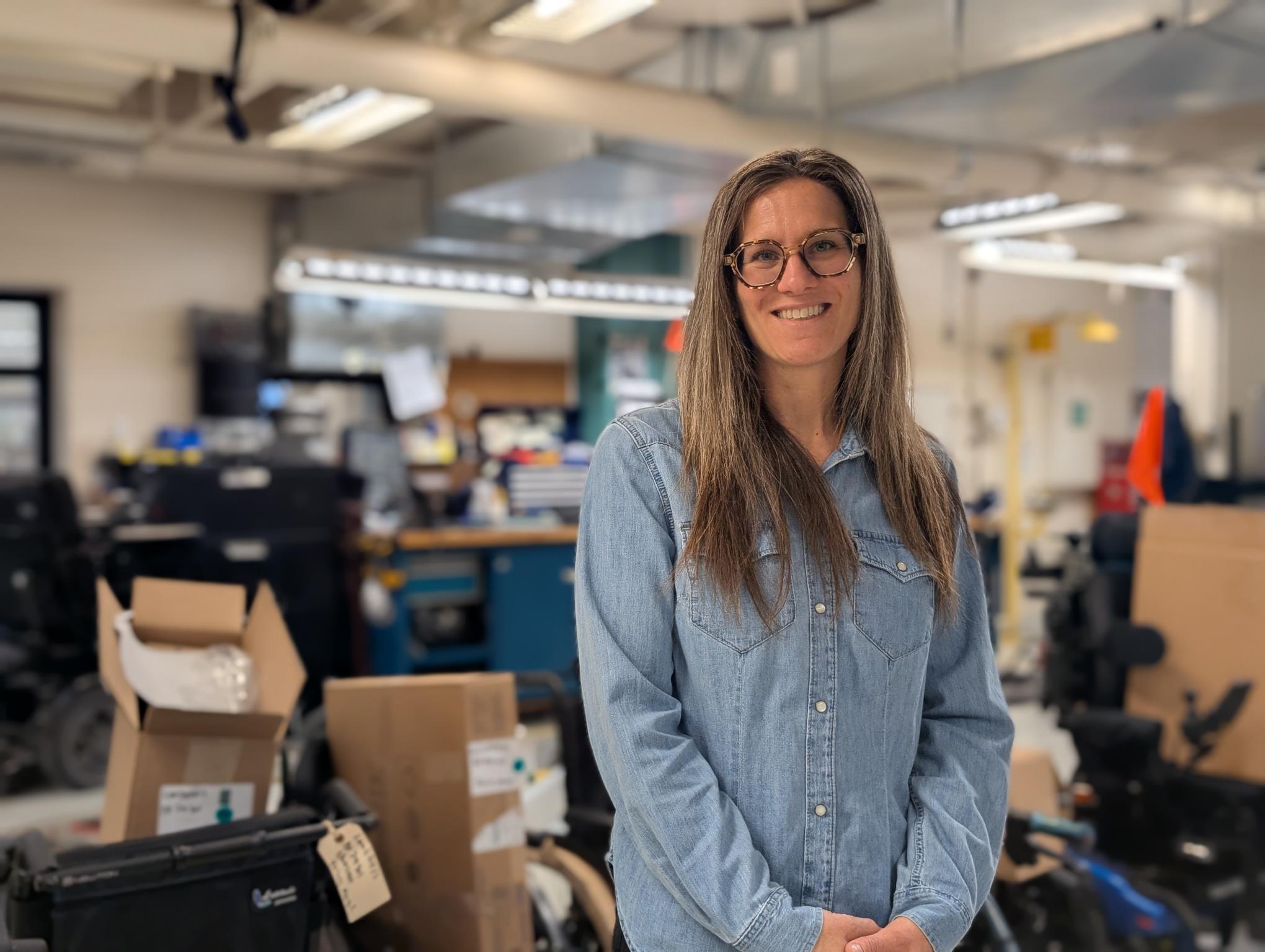 Christine, technicienne dédiée à l’adaptation et à la personnalisation des fauteuils roulants
