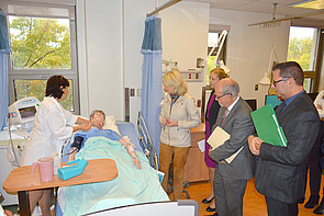 Équipe de direction regarde un mannequin qui sert au développement de la pratiques professionnelles des infirmières