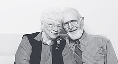 Une femme et un homme âgés assis un à côté de l'autre